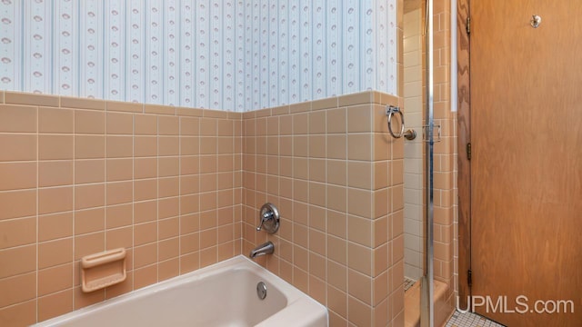 full bathroom featuring wallpapered walls