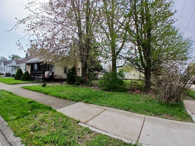view of front facade featuring fence and a front lawn
