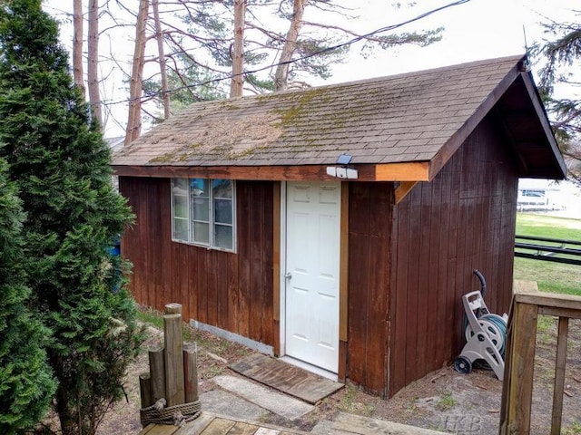 view of outdoor structure featuring an outbuilding