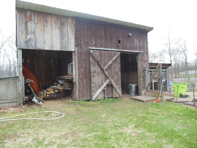 view of outdoor structure with an outbuilding