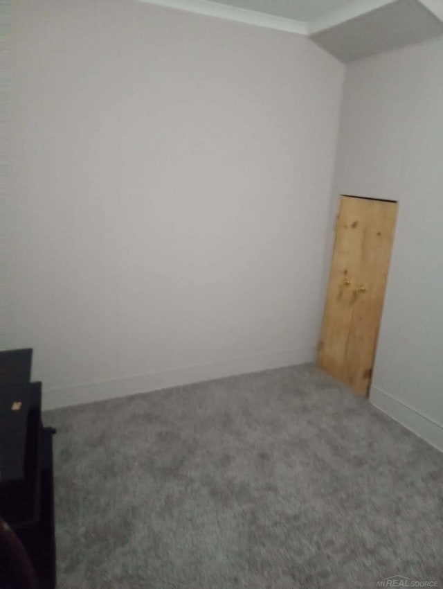 unfurnished room with vaulted ceiling and carpet