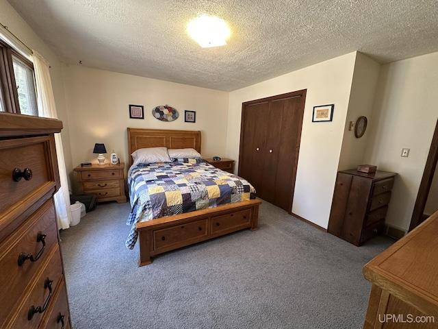 bedroom featuring carpet flooring, a textured ceiling, and a closet