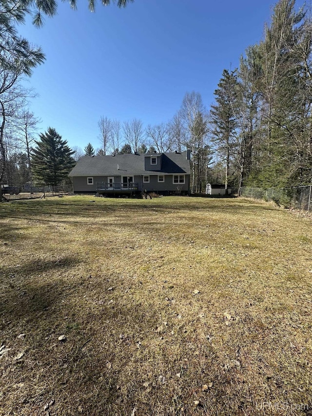 view of front of property featuring fence and a front yard