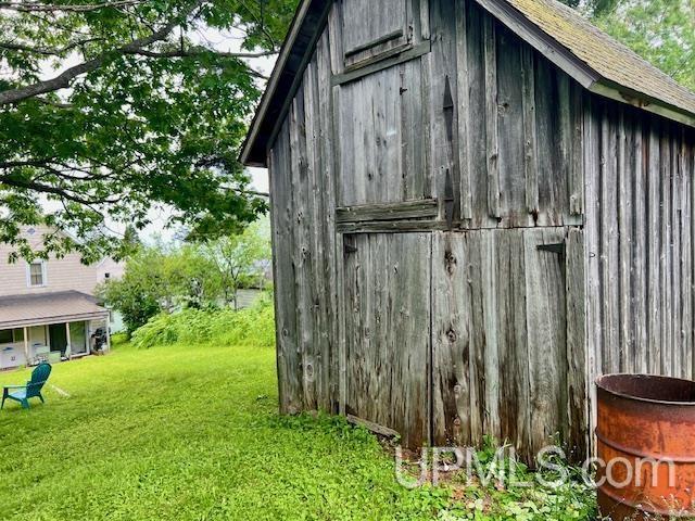 view of outdoor structure featuring an outbuilding