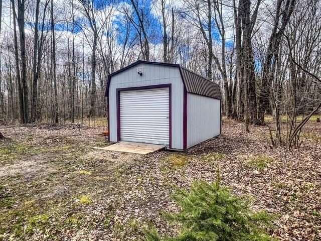 view of outdoor structure with an outbuilding