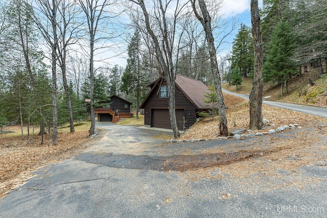 view of front of property featuring an outdoor structure and driveway