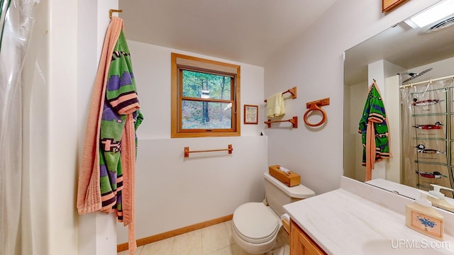 full bath with toilet, a shower with curtain, visible vents, baseboards, and vanity