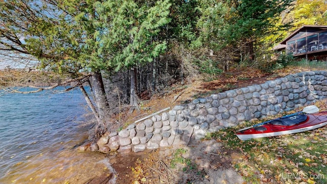 view of yard featuring a water view