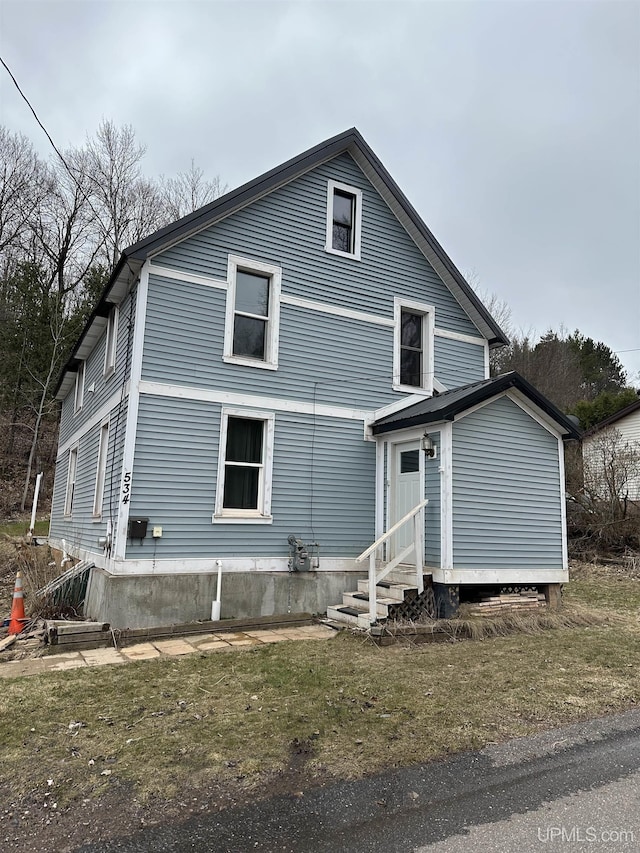 view of front of property featuring entry steps