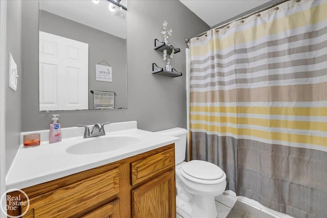 full bathroom with toilet, a shower with curtain, and vanity