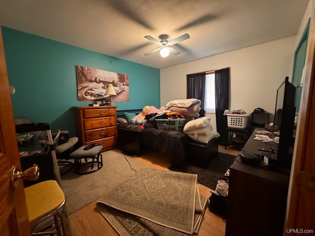 bedroom with ceiling fan