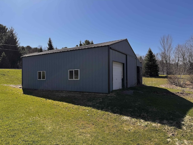 view of outdoor structure featuring an outbuilding