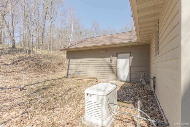 view of side of property featuring a shingled roof