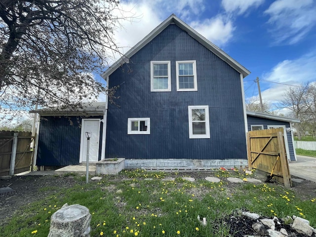 301 Michigan Ave, Bay City, MI 48708 - rear view of property with fence