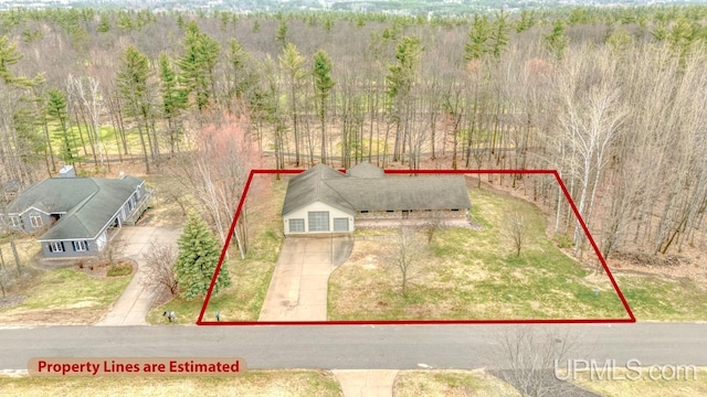 bird's eye view featuring a wooded view