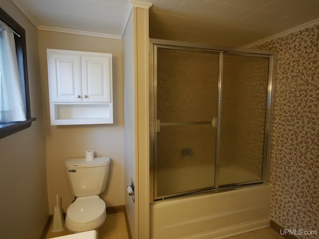 bathroom with bath / shower combo with glass door, ornamental molding, toilet, and baseboards