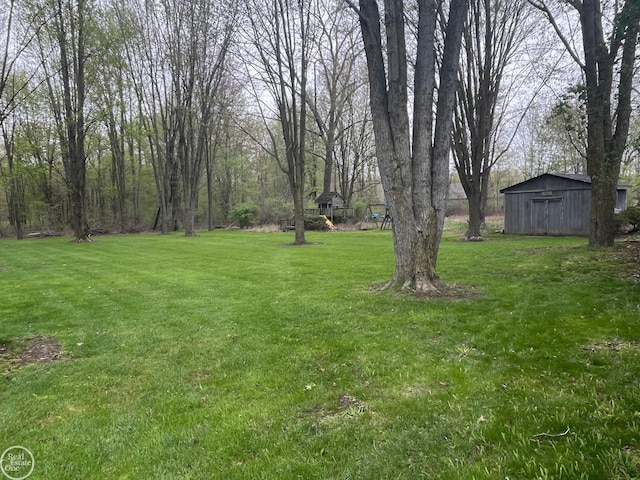view of yard featuring an outdoor structure