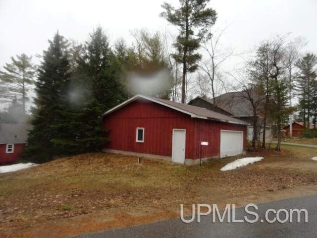 view of outdoor structure featuring an outbuilding