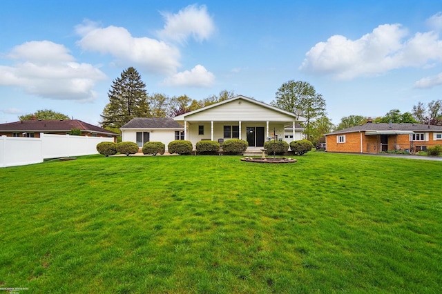 view of front of property featuring fence and a front yard