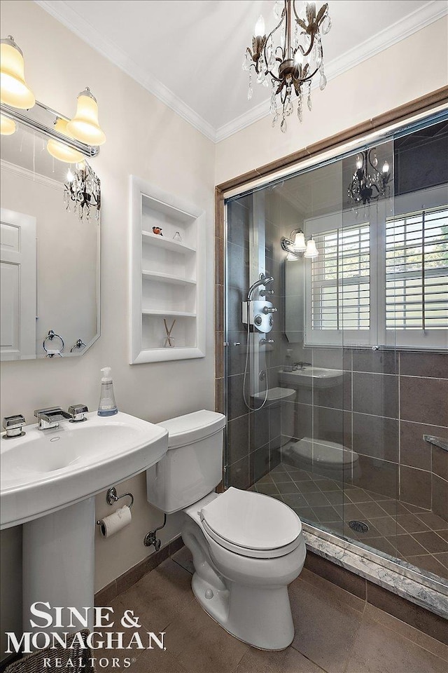 full bath featuring a chandelier, toilet, a tile shower, and crown molding