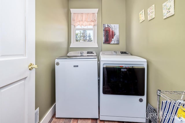 laundry room with washer and clothes dryer and baseboards