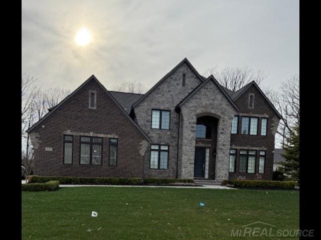 835 Crestwood Ln, Rochester Hills, MI 48309 - view of front of home featuring a front lawn and brick siding