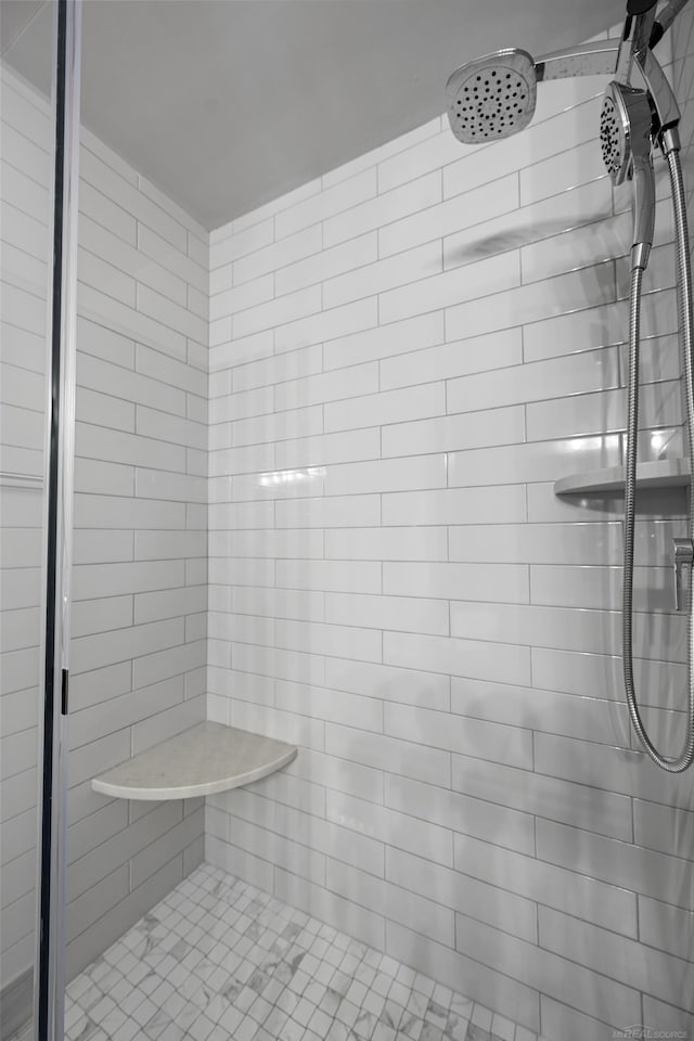 835 Crestwood Ln, Rochester Hills, MI 48309 - bathroom with tiled shower