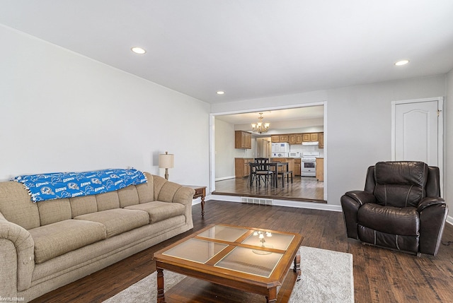 living area featuring a chandelier, wood finished floors, recessed lighting, and baseboards