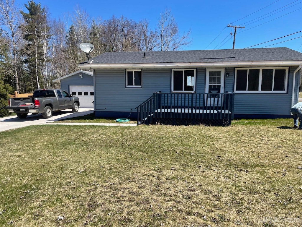 100 Chippewa Dr, Negaunee, MI 49866 - ranch-style home featuring a front yard, a detached garage, and driveway