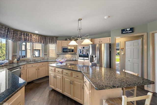 53633 Cherrywood Dr, Shelby Twp, MI 48315 - kitchen featuring appliances with stainless steel finishes, a sink, light brown cabinets, a kitchen island, and backsplash