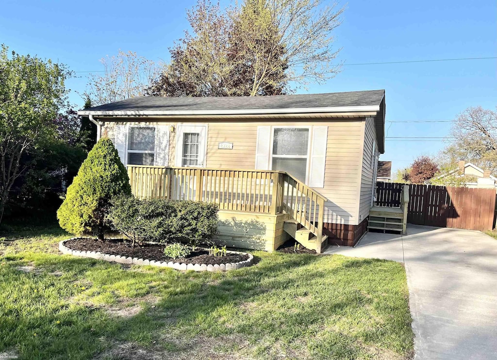 2728 17th Ave, Port Huron, MI 48060 - bungalow featuring roof with shingles
