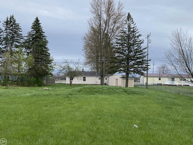 view of yard featuring an outdoor structure and a storage shed