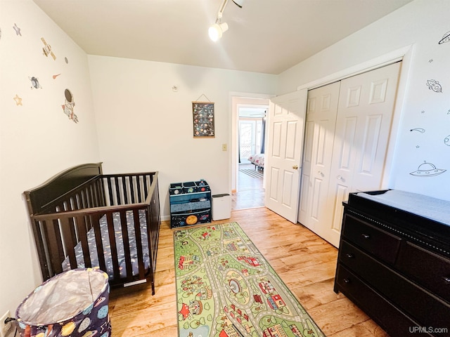2246 Allen St, Marquette, MI 49855 - bedroom featuring light wood finished floors, track lighting, and a closet