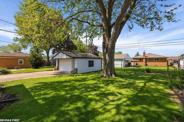 view of yard featuring an outdoor structure and a detached garage