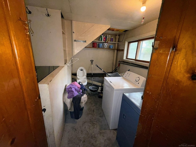 306 N Ionia St, Gladwin, MI 48624 - laundry room featuring separate washer and dryer
