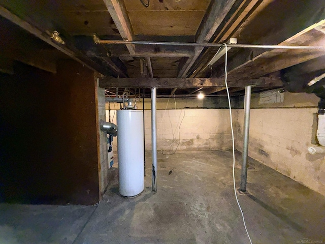 306 N Ionia St, Gladwin, MI 48624 - unfinished below grade area with gas water heater