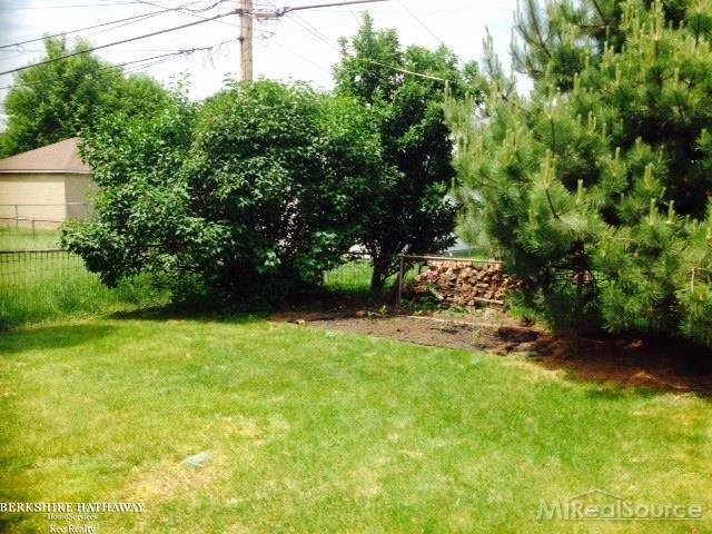 15611 Charles R Ave, Eastpointe, MI 48021 - view of yard