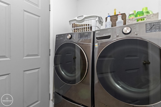 505 N Main St, Yale, MI 48097 - laundry area featuring washing machine and dryer