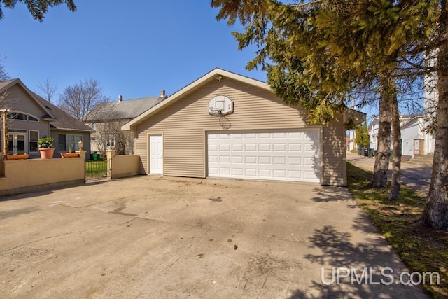 212 S 1st Ave, Escanaba, MI 49829 - garage featuring a gate