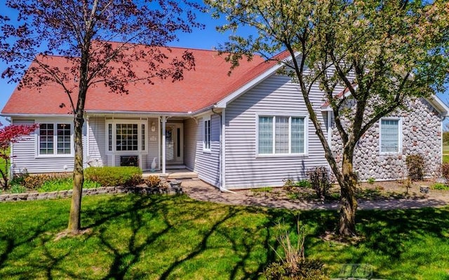 1726 Berkshire Dr, Gladwin, MI 48624 - single story home featuring a front yard and a porch