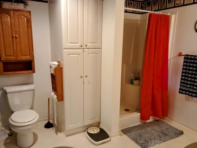 1726 Berkshire Dr, Gladwin, MI 48624 - full bathroom featuring a stall shower, toilet, and baseboards