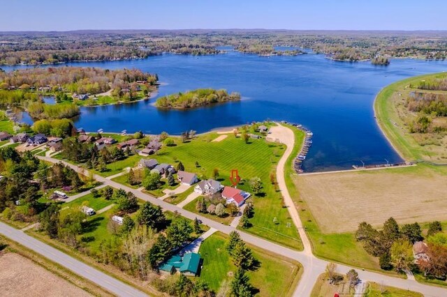 1726 Berkshire Dr, Gladwin, MI 48624 - drone / aerial view of a large body of water