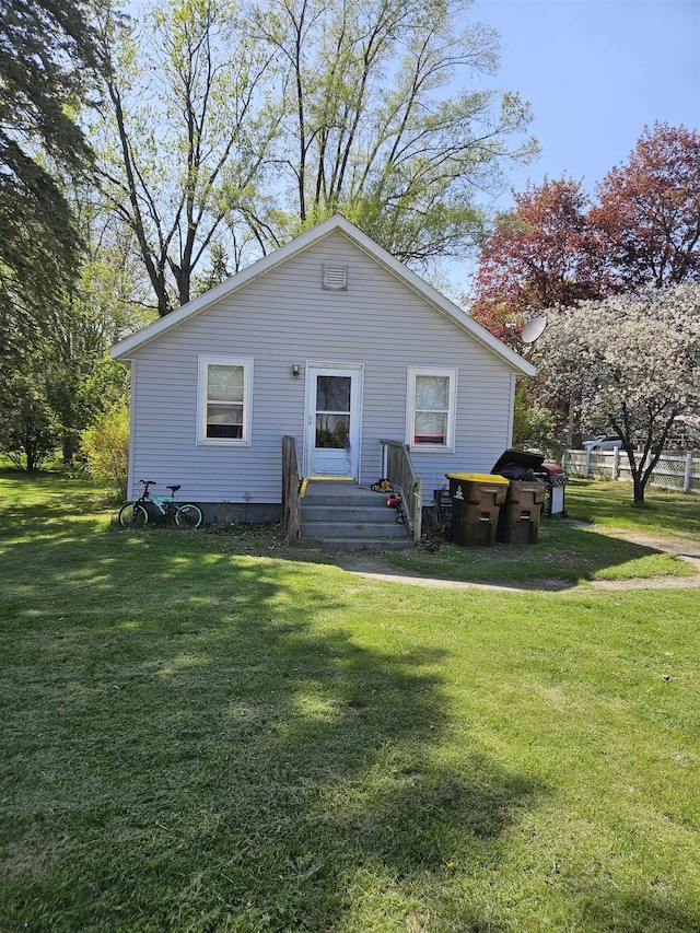 112 Euclid St, Saint Louis, MI 48880 - rear view of property with a yard
