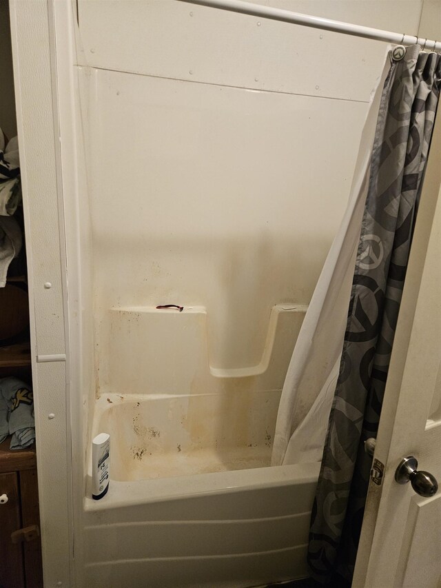 112 Euclid St, Saint Louis, MI 48880 - full bath featuring shower / bathtub combination with curtain