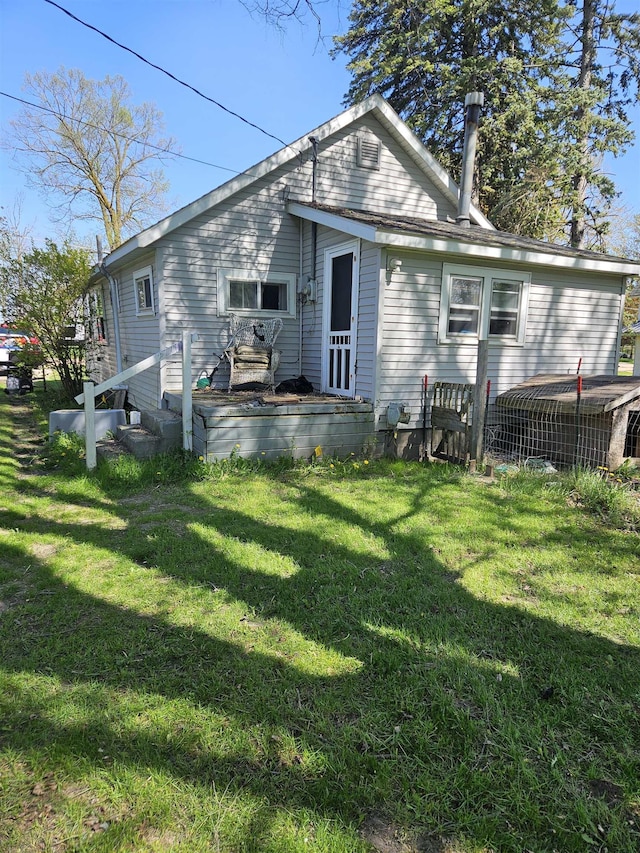 112 Euclid St, Saint Louis, MI 48880 - rear view of property featuring a yard