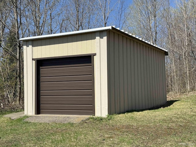 view of outdoor structure featuring an outbuilding