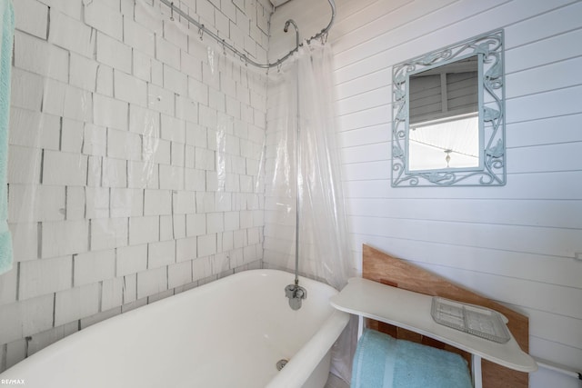 bathroom featuring shower / bath combo with shower curtain