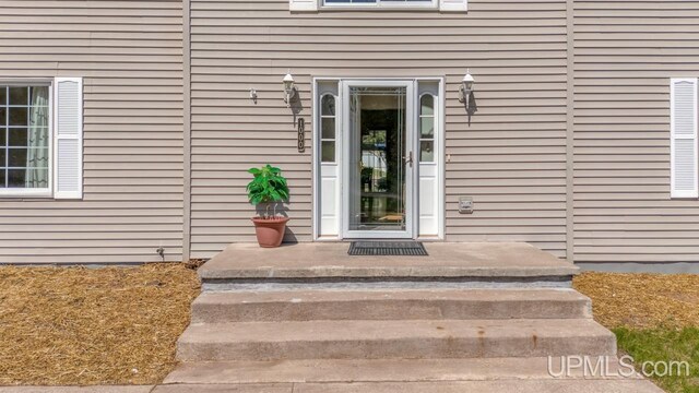 1000 N Evergreen Dr, Iron Mountain, MI 49801 - view of doorway to property
