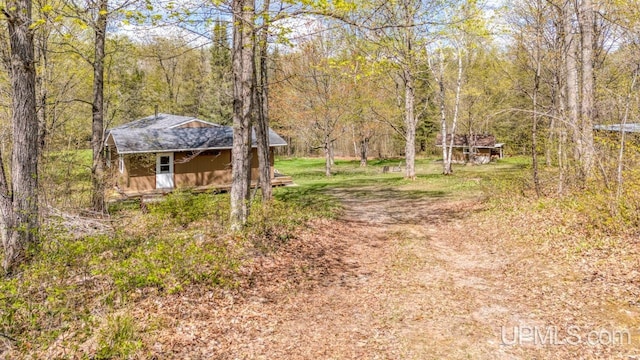 9190 Blue Jay Ln, Florence T-Wi, WI 54121 - view of yard featuring an outdoor structure and a forest view
