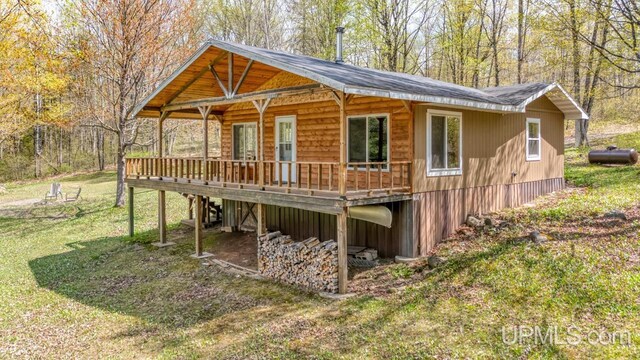 9190 Blue Jay Ln, Florence T-Wi, WI 54121 - rear view of property with a lawn and a deck
